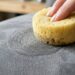 Como limpar sofás de tecido suede (camurça sintética) manchados de água: veja como deixá-los uniformes usando álcool isopropílico borrifado e uma esponja macia