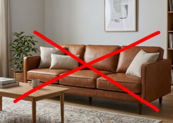 Adeus aos sofás de couro liso e frio: a tendência minimalista para 2026 traz os tecidos texturizados tipo bouclé