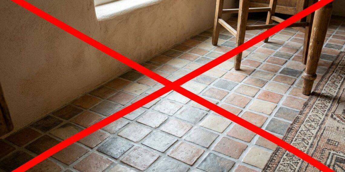Adeus aos pisos cerâmicos pequenos com rejuntes grossos que encardem na primeira semana: as tendências de porcelanatos em superformatos e juntas secas que vão dominar em 2026