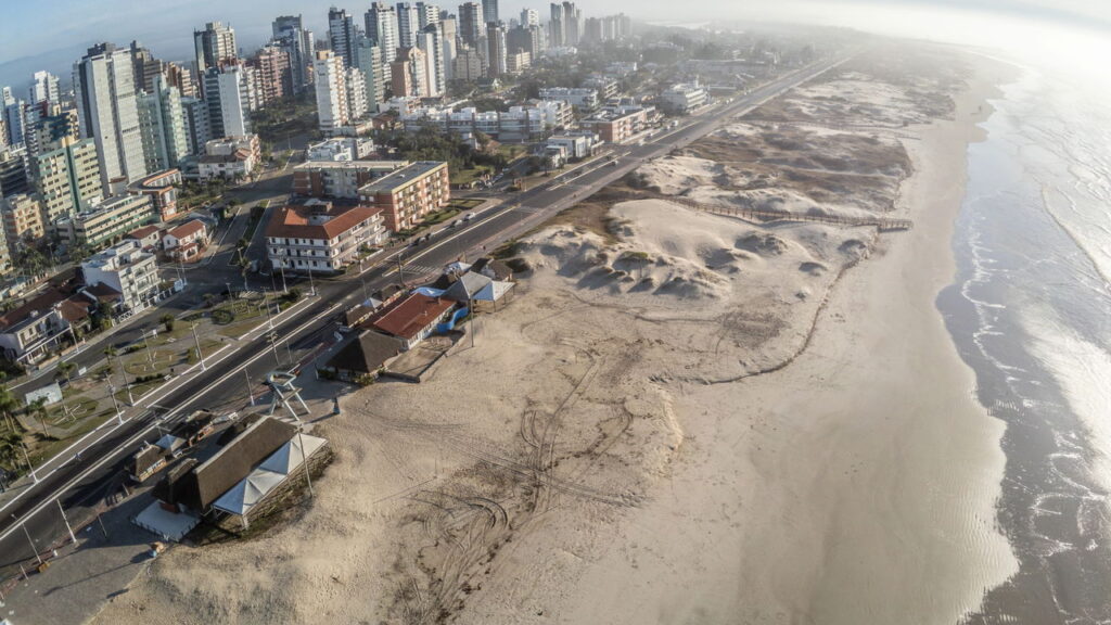 Paredões de pedra com 150 milhões de anos e 100 balões no céu: a única cidade do litoral gaúcho com rochas vulcânicas à beira-mar