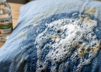 Como tirar manchas amarelas de suor e saliva do travesseiro: o truque fácil da lavagem com vinagre branco que sempre funciona