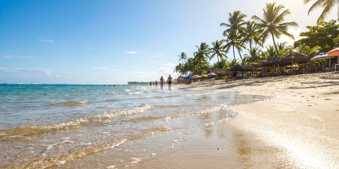 Eleito o 4º melhor parque aquático do mundo e cercado por falésias coloridas: o vilarejo no sul da Bahia que guarda a igreja mais antiga do país