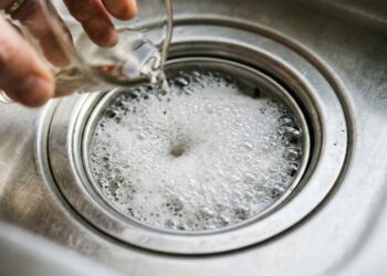 Derramar meia xícara de bicarbonato de sódio seguida de vinagre quente no ralo antes de dormir: para que serve e por que recomendam