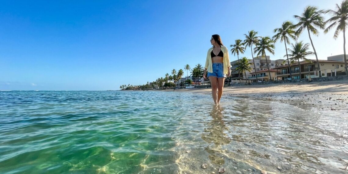A capital nordestina com praias urbanas onde o mar é tão calmo que parece lagoa e as piscinas naturais ficam a poucos metros da areia