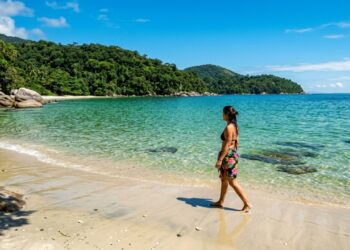 A ilha paulista com sete praias de águas cristalinas e uma trilha subaquática única no litoral norte