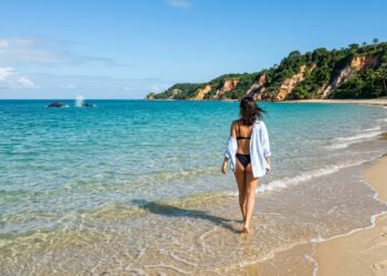A antiga vila de pescadores que atraí visitantes do mundo inteiro com águas da cor do Caribe e baleias jubarte na costa