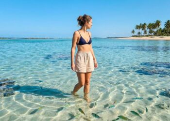 Mar tão claro que vira aquário natural: a cidade alagoana a 30 km da capital tem piscinas de água morna cheias de peixes coloridos