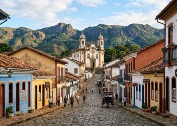 Esta cidade colonial cercada por montanhas parece parada no tempo e tem um dos centros históricos mais bonitos do Brasil