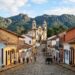 Esta cidade colonial cercada por montanhas parece parada no tempo e tem um dos centros históricos mais bonitos do Brasil