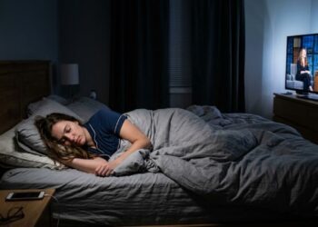 O que significa dormir com a televisão ligada, segundo a psicologia