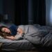 O que significa dormir com a televisão ligada, segundo a psicologia