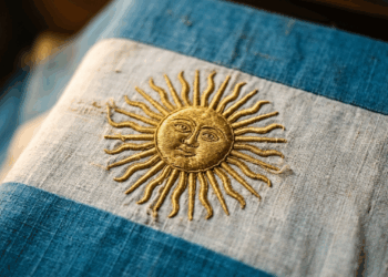 Por que a bandeira da Argentina é azul celeste e branca, e qual a origem dessas cores?