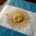 Por que a bandeira da Argentina é azul celeste e branca, e qual a origem dessas cores?