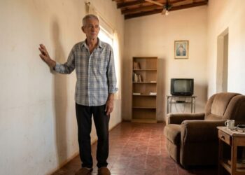 A psicologia afirma que a parte mais difícil de ver os pais envelhecerem não é o corpo mudar, mas perceber que eles fingem mais força do que têm
