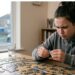 Especialistas explicam como a falta de apoio na infância pode criar adultos fortes por fora, mas sobrecarregados por dentro