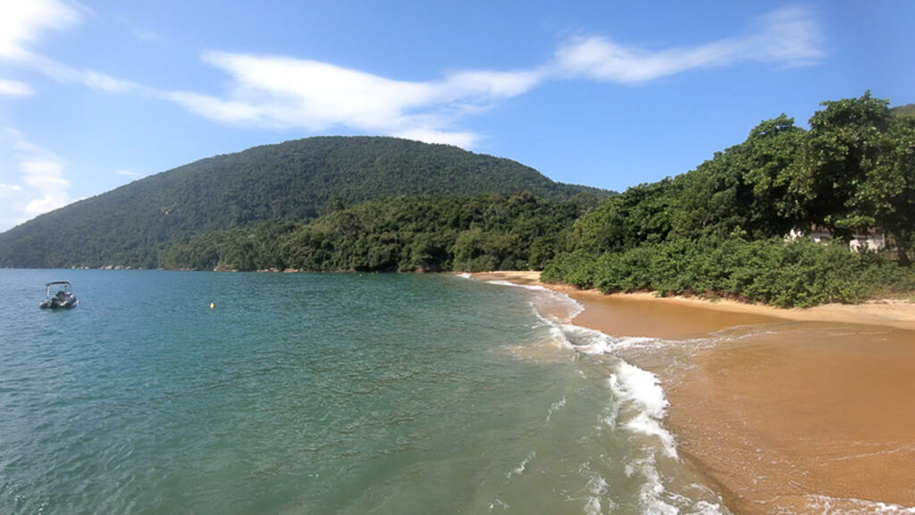 A ilha paulista com sete praias de águas cristalinas e uma trilha subaquática única no litoral norte
