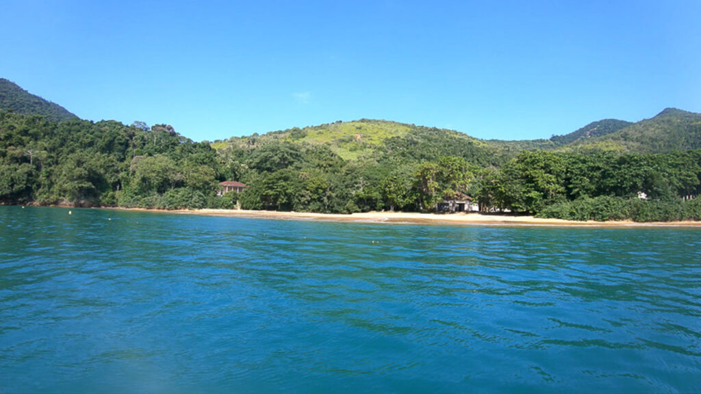 A ilha paulista com sete praias de águas cristalinas e uma trilha subaquática única no litoral norte