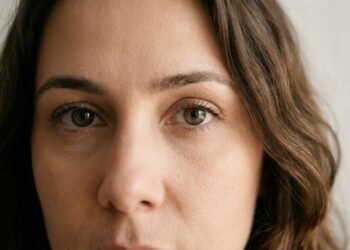De acordo com a psicologia, quem sustenta o olhar fixo em uma conversa tende a apresentar 4 padrões comportamentais principais