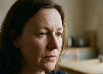A psicologia explica por que o “está tudo bem” muitas vezes esconde medo, trauma e autoproteção emocional