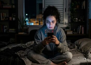 A psicologia moderna aponta que a necessidade de aprovação digital pode ser um reflexo de carências emocionais antigas e não resolvidas