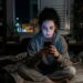 A psicologia moderna aponta que a necessidade de aprovação digital pode ser um reflexo de carências emocionais antigas e não resolvidas