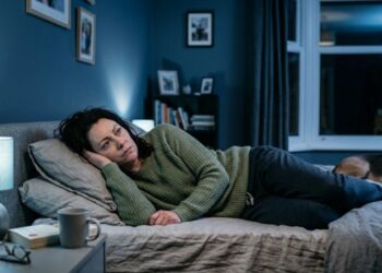 Quem pensa demais nas conversas antes de dormir pode ter aprendido cedo a evitar erros