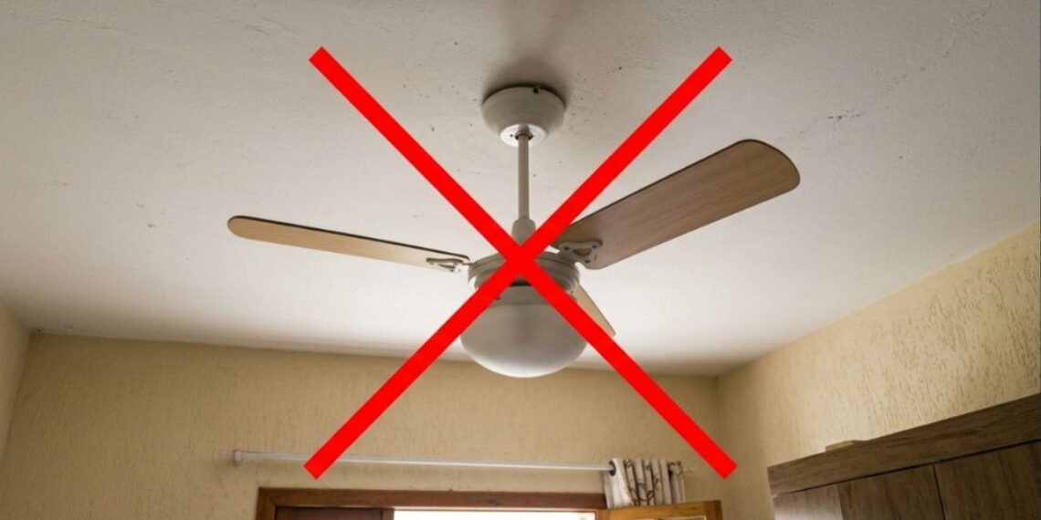 O ventilador de teto tradicional com pás aparentes ficou para trás: a nova tendência para 2026 é invisível, silenciosa e recolhe as hélices automaticamente quando desligada
