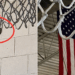 Bombeiros suspendem jogo de basquete depois de descobrir o que estava acontecendo dentro da cesta