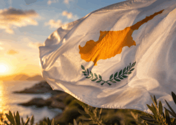 O que significa o mapa na bandeira do Chipre, e por que esse detalhe é único entre todos os países do mundo
