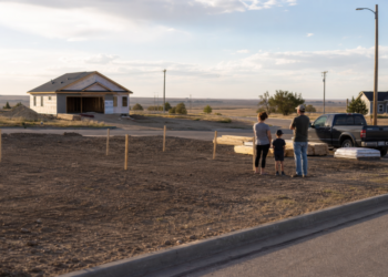 Terreno vazio em Curtis, Nebraska, com casa em construção ao fundo, ilustrando o programa de terreno de graça em Nebraska.