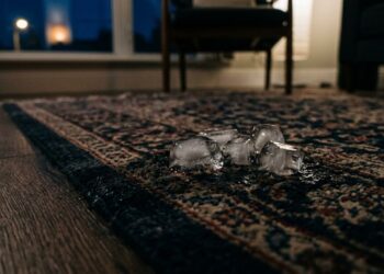 Colocar cubos de gelo nos amassados do tapete deixados pelos móveis: para que serve e como sua casa fica pela manhã