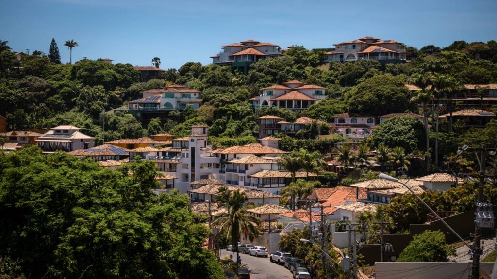 BUZIOS_1780599266953-1024x576 A vila de pescadores sem luz que uma atriz francesa transformou em destino mundial em 1964: a Saint-Tropez brasileira com 23 praias