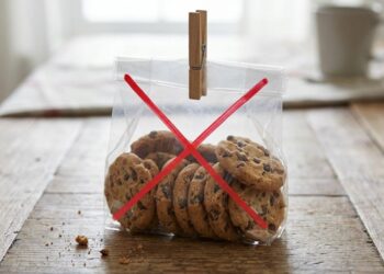 Pare de guardar pacotes de biscoito abertos fechados apenas com pregador de roupa: essa é a maneira correta de transferir para potes herméticos para que não murchem