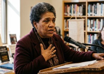 Frase do dia de Audre Lorde, poeta e pensadora afro-americana: "O silêncio e o medo são aliados da opressão”