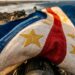 Por que a bandeira de Cabo Verde tem azul, estrelas e faixas coloridas, e qual a origem histórica desses símbolos?
