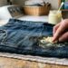 Como tirar manchas pesadas de graxa escura da calça jeans de trabalho: o truque fácil de esfregar margarina antes de colocar na máquina que está na moda nas redes sociais