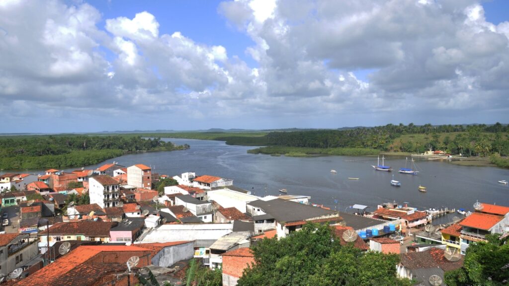 Camamu_-Cidade_Baixa_-_Foto_-_Tereza_Torres-Setur_20354210308-1024x576 Foi erguida em dois andares como Salvador e fica à beira da terceira maior baía do Brasil na Costa do Dendê baiana