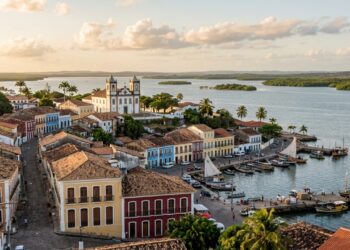 Foi erguida em dois andares como Salvador e fica à beira da terceira maior baía do Brasil na Costa do Dendê baiana