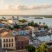 Foi erguida em dois andares como Salvador e fica à beira da terceira maior baía do Brasil na Costa do Dendê baiana