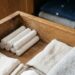 Colocar pedaços de giz escolar branco nos cantos do guarda-roupa: para que serve e por que você deve fazer isso para sugar a umidade do móvel