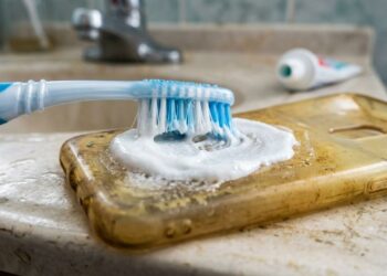 Como limpar a capinha de celular transparente que ficou amarelada: o truque fácil de escovar com creme dental branco que sempre funciona