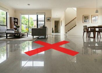 Adeus aos pisos de porcelanato super polido e escorregadio: a tendência minimalista para renovar o chão com texturas foscas e acetinadas