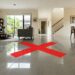 Adeus aos pisos de porcelanato super polido e escorregadio: a tendência minimalista para renovar o chão com texturas foscas e acetinadas