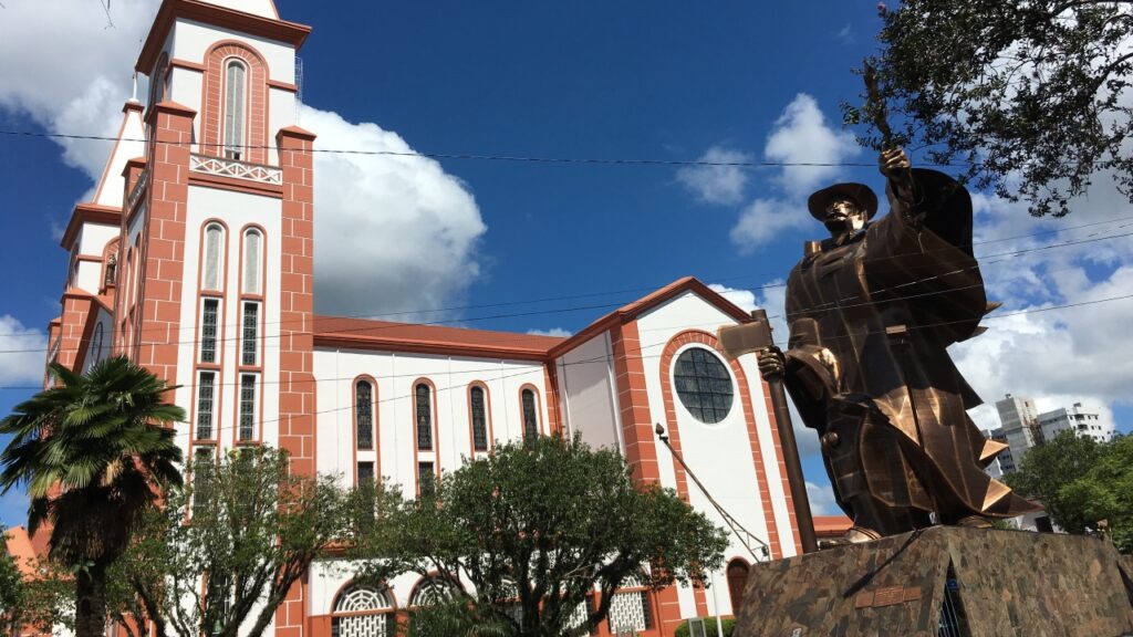 Catedral_e_monumento_O_Desbravador_01-1024x576 Raízes indígenas e o maior polo de proteína animal em solo gaúcho: o cenário de desenvolvimento que combina história e futuro