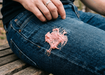 Como tirar chiclete grudado no tecido da roupa sem rasgar os fios: o truque fácil de passar um cubo de gelo até endurecer que está na moda nas redes sociais