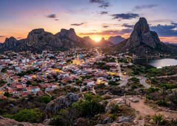 Formações rochosas de escala mundial que só têm paralelo na China ficam no interior do Ceará e ostentam o melhor clima para voar