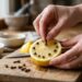 Colocar cravos-da-índia espetados na casca de uma metade de limão no centro da fruteira: para que serve e por que você deve fazer isso para espantar aquelas moscas miúdas de frutas