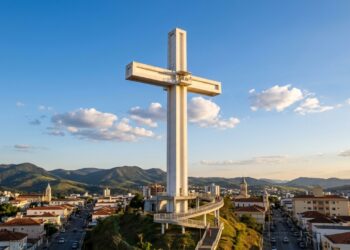 Uma cruz de quase 74 metros ligada a Líbano e México: a cidade mineira que veste o Brasil e atrai romeiros