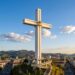 Uma cruz de quase 74 metros ligada a Líbano e México: a cidade mineira que veste o Brasil e atrai romeiros
