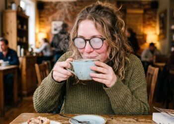 Como evitar que os óculos de grau embacem ao tomar café ou usar máscara: o truque fácil de passar sabão neutro seco nas lentes que está na moda nas redes sociais